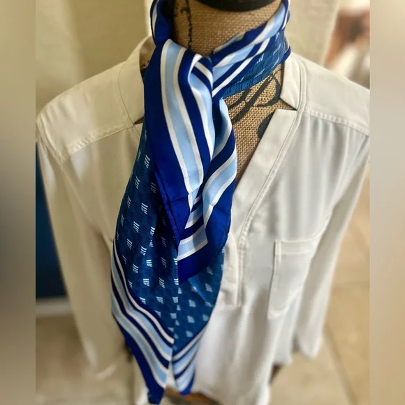Vineyard Vines 100% Silk Navy & White Scarf - Picture 5 of 16
